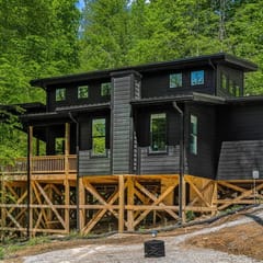 Stylish Woodland Cabin w/ Sauna & Hot Tub