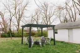The Carlisle" WARM MODERN  STAY w/ Yard -Greyline - Holiday Home