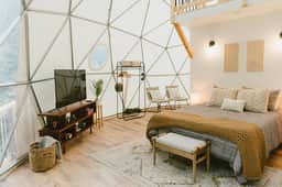 Home Sweet Dome" MODERN TREEHOUSE STAY w/ Hot Tub