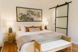 The Meridian" Modern Stay near Downtown / Airport - Holiday Home