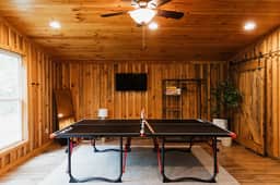 Woodsy Cabin Experience | HotTub| Firepit| Lantern