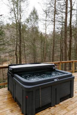 Elevated Stay| Hot Tub| Woodsy Dome Experience