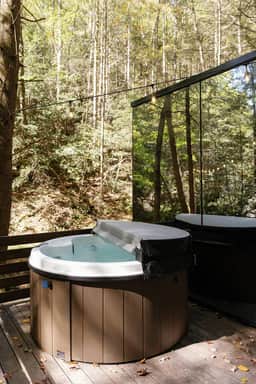 Modern Mirror Home| Creek| Hot-tub | Glass House3