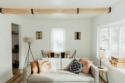 The Lynn" Modern Urban Stay w/ Backyard - Holiday Home