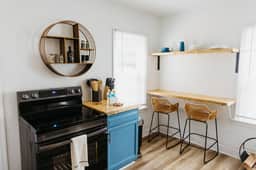 The Lynn" Modern Urban Stay w/ Backyard - Holiday Home