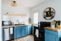 The Lynn" Modern Urban Stay w/ Backyard - Holiday Home