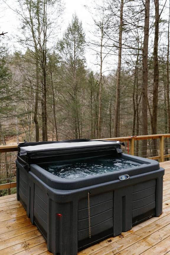 Elevated Stay| Hot Tub| Woodsy Dome Experience