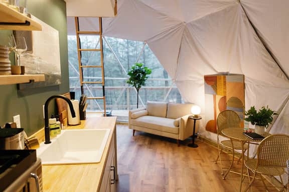 Elevated Stay| Hot Tub| Woodsy Dome Experience