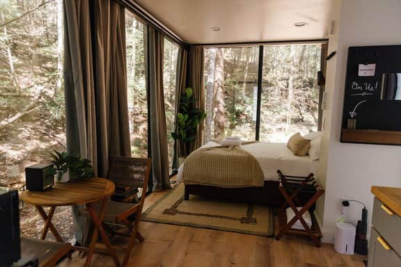 Modern Mirror Home| Creek| Hot-tub | Glass House2