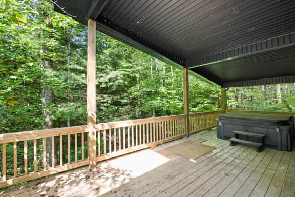 Stylish Woodland Cabin w/ Sauna & Hot Tub