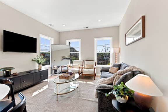 Stylish Chevy Chase Stay |Walk to Dining and UK - Image 2