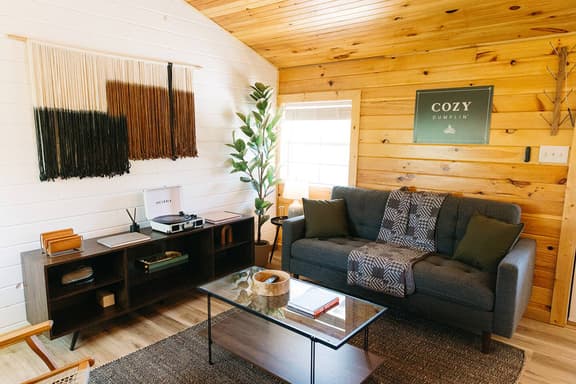 Warm & Cozy Stay| Near RRG Hiking | Firepit