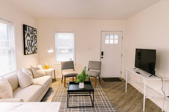 Goldenrod| Apartment Near Downtown Lexington| 1BD