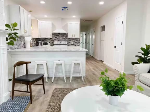 Gardenia| Apartment Near Downtown Lexington| 1BD