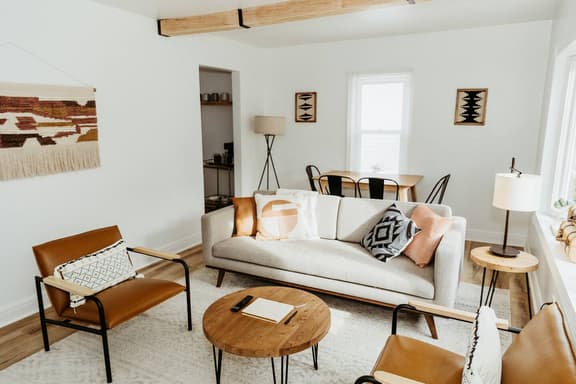 The Lynn" Modern Urban Stay w/ Backyard - Holiday Home