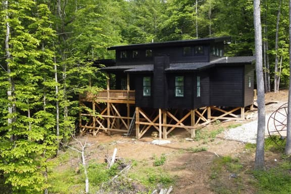 Stylish Woodland Cabin w/ Sauna & Hot Tub