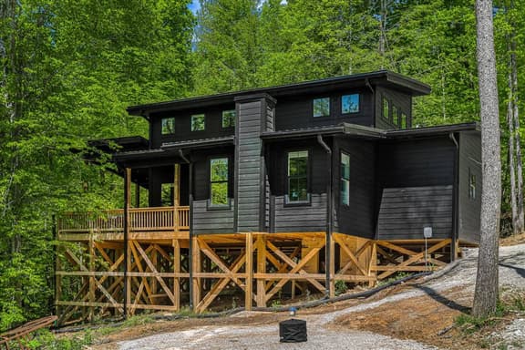 Stylish Woodland Cabin w/ Sauna & Hot Tub - Image 1