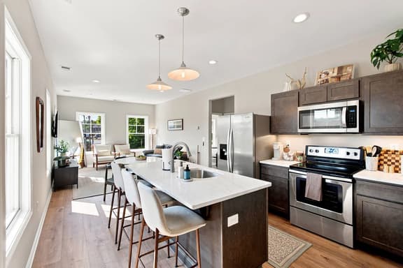 Stylish Chevy Chase Stay |Walk to Dining and UK - Image 1